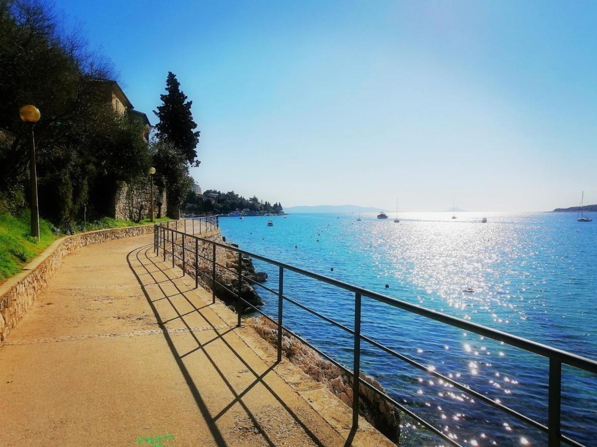 Apartment Michelle - Intermezzo With Sea View *